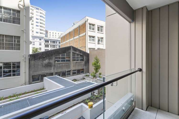 213/47 Beach Road City Centre_9