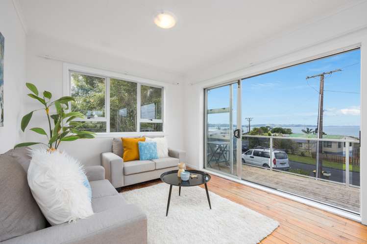 9 Piccadilly Circus Snells Beach_24