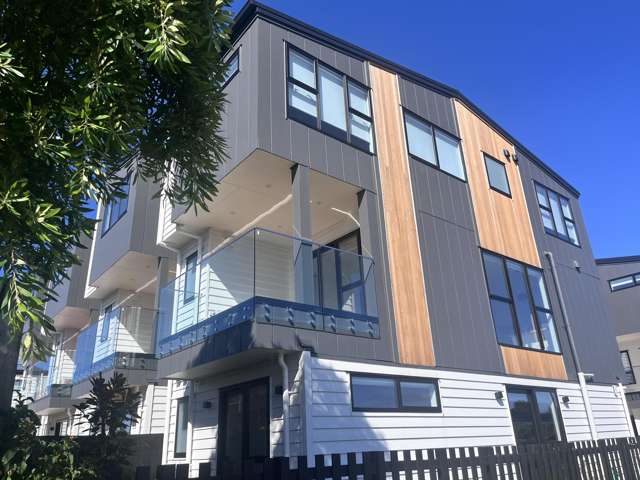 Detached Freehold Home | Bright & Spacious