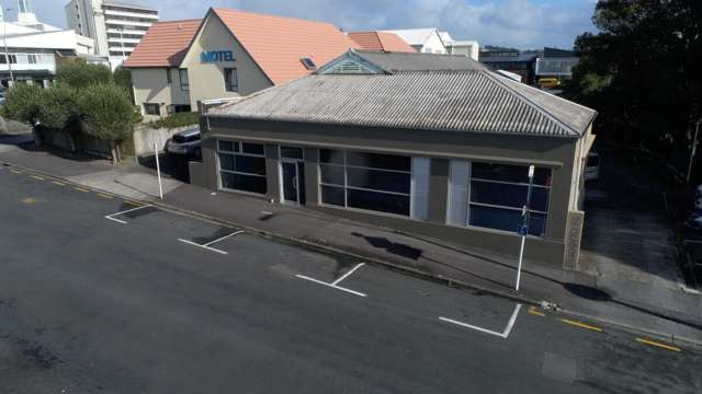 Ground floor office, car parks in top location