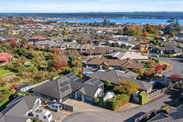 Peace, Privacy & Perfect Family Home on Woodstock!