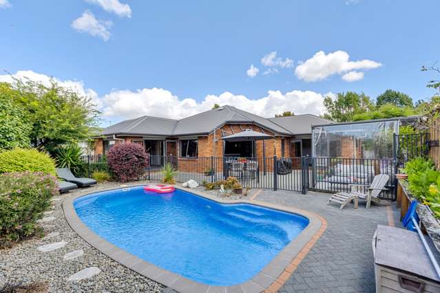 Swimming pool, privacy and perfect school zones