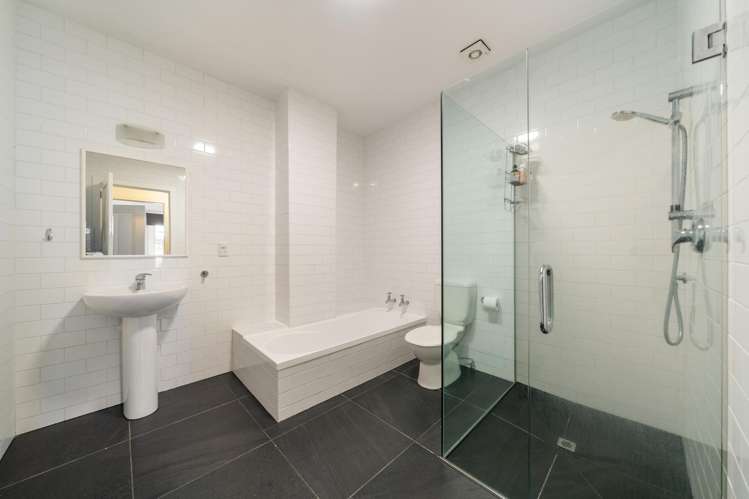 2/12 Little George Street Thorndon_18