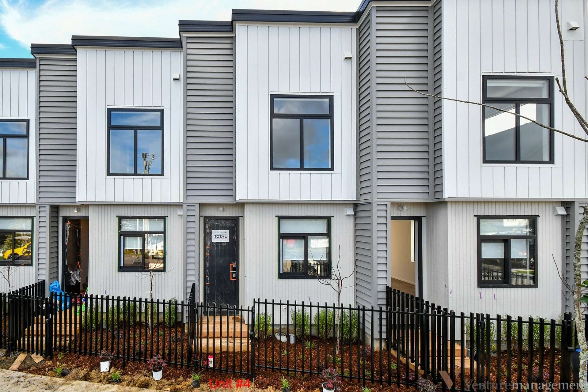 2/22 James Laurie Street 11401_0