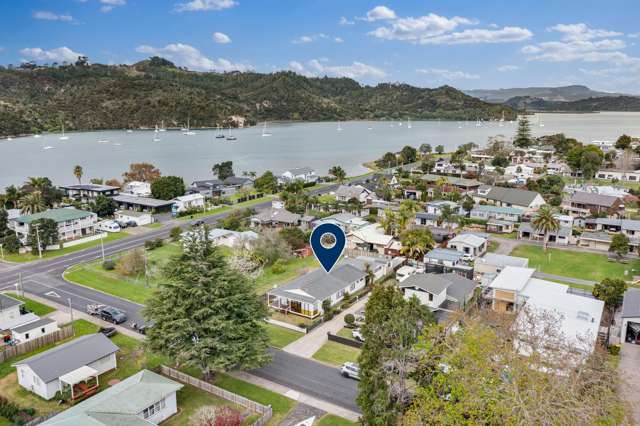 Flexible family living close to town and the bay
