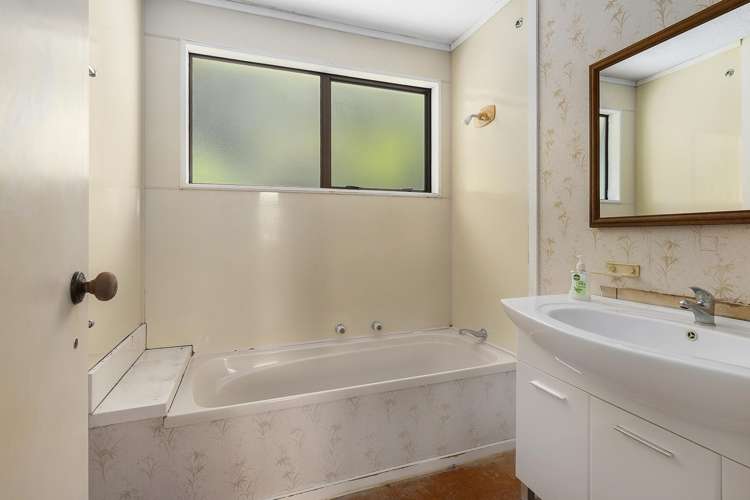 16 Penguin Grove Waitangirua_9