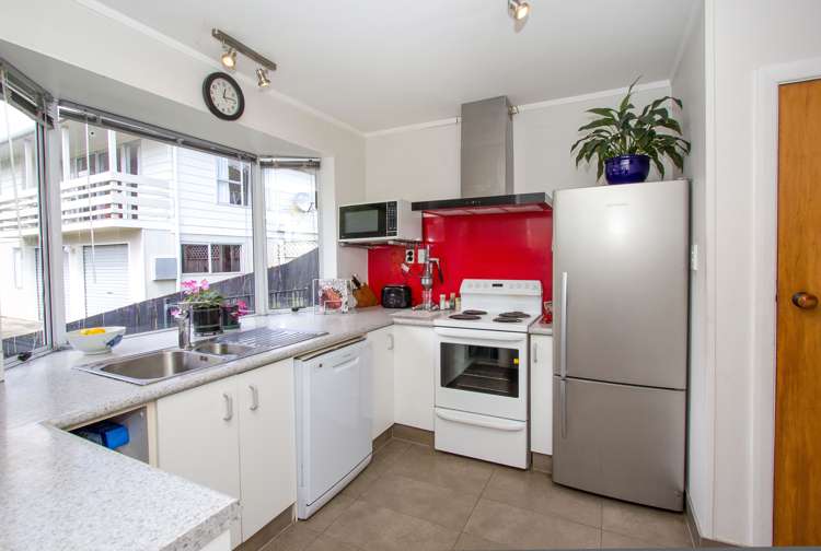 38 Collins Avenue Tawa_16