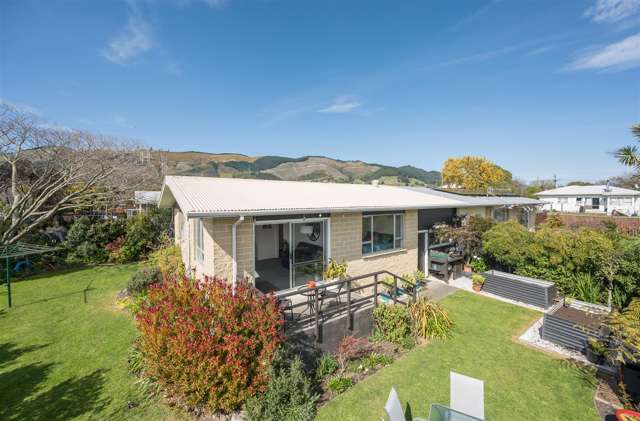 Cheerful Two-Bedroom Home in a Prime Location