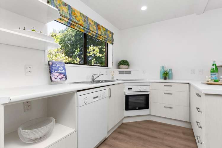 2/11 Office Road Merivale_9