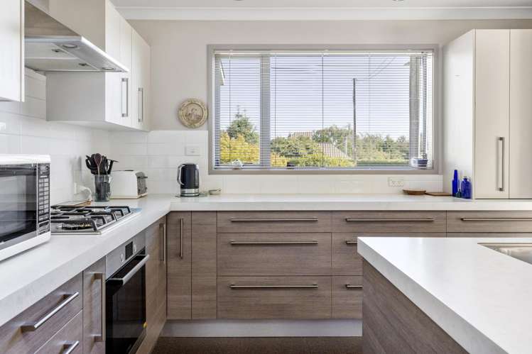 2/30 Ingle Avenue Waipahihi_16