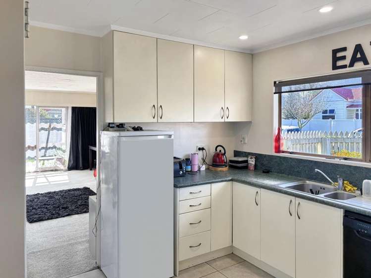 802 Queen Street West 10482_3