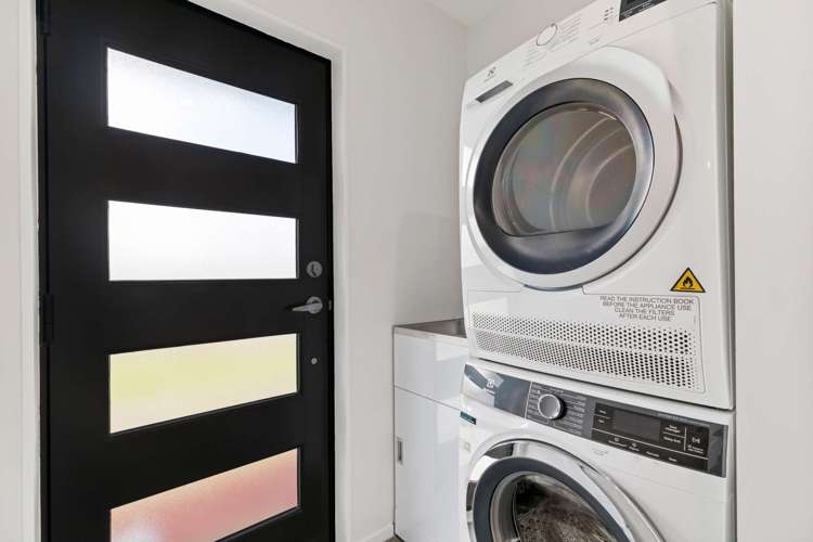 1/6 Trevor Hosken Drive Wiri_17