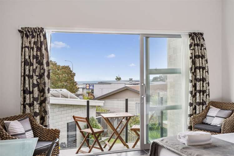 5,7 and 8/27 Marine Parade Carters Beach_8
