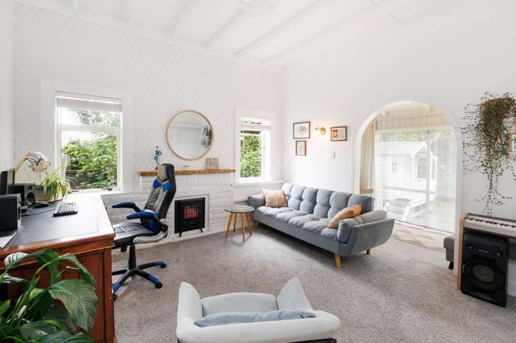 1435 Waughs Road Aorangi_11