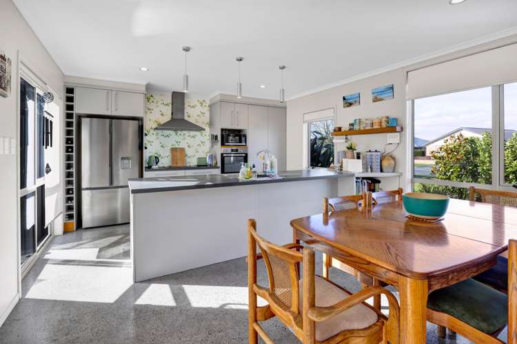 17 Elizabeth Grove Stratford_8