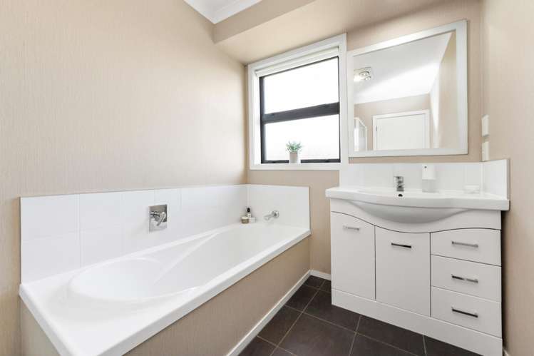 7 Medallion Court Kelvin Grove_17