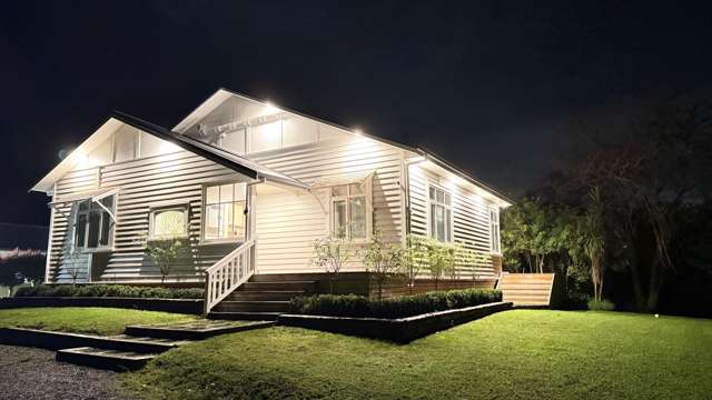 Stunning Renovated Bungalow-Your Dream Home Awaits