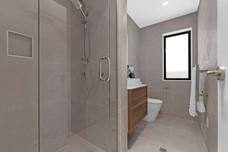 8b Gardiner Grove Mangere East_14
