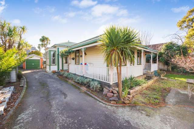 Massive Garaging & 1,156m2 Central City Section!