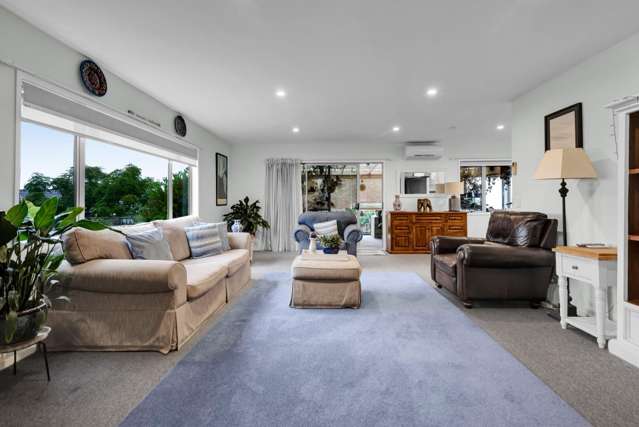 Easy-Care Sunny Home With Conservatory And More