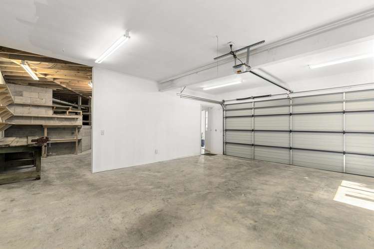 233A Whites Line East Waiwhetu_25