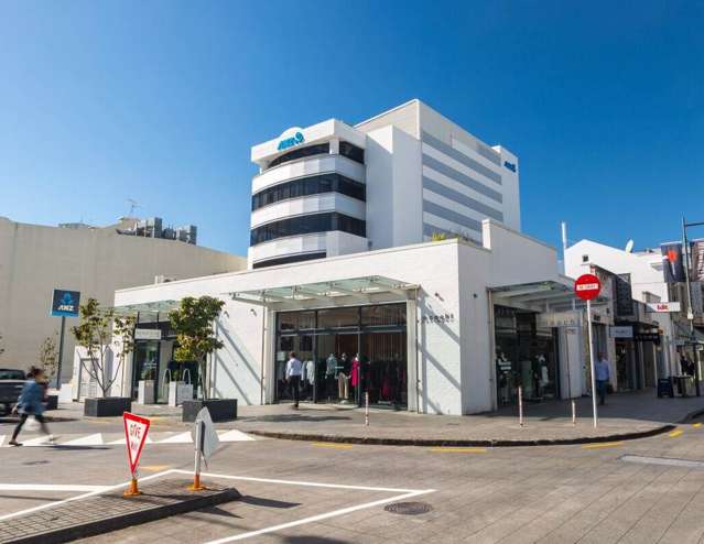 TOP FLOOR IN THE MIDDLE OF BROADWAY