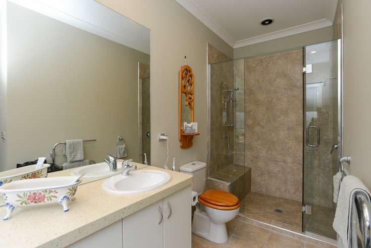 16 Heynes Place Clive_22