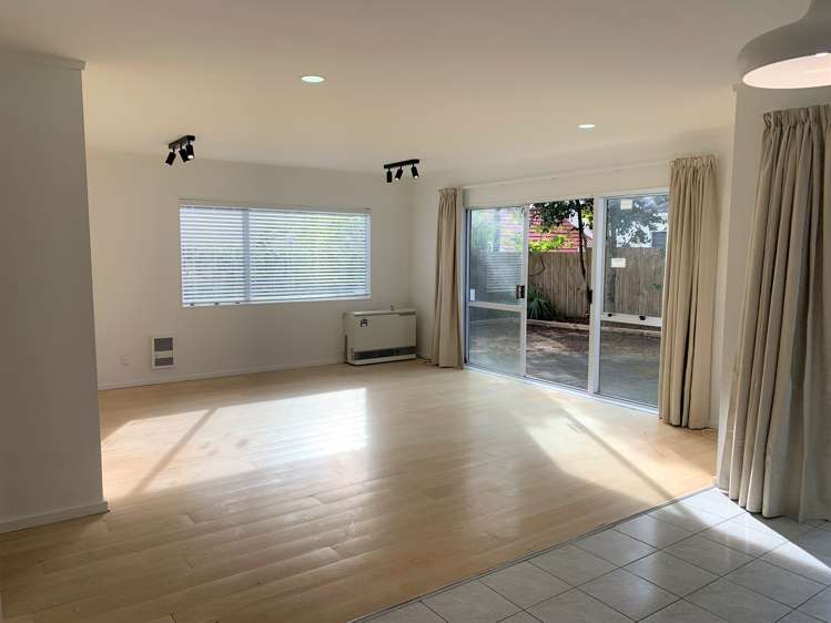 2/24 Clonbern Road Remuera_1