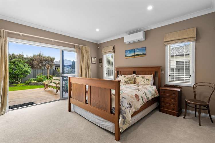 13 Heynes Place Clive_11