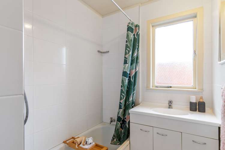 160 Old Farm Road Hamilton East_10