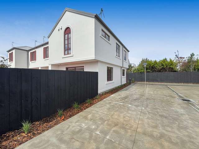 WALTHAM - 3 BEDROOMS, 2.5 BATHROOMS, 2 HEATPUMPS, 1 CARPARK