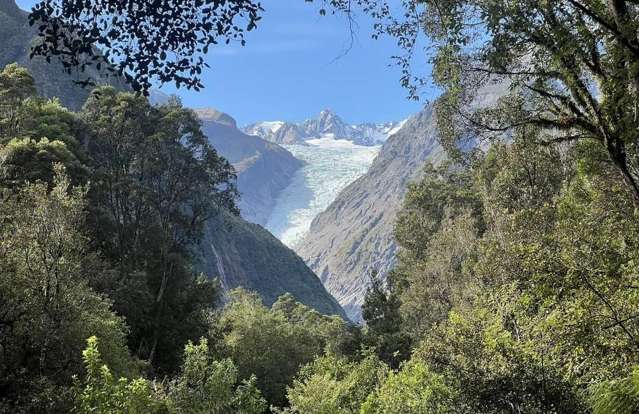 Betsey Jane Eatery & Bar Fox Glacier_1