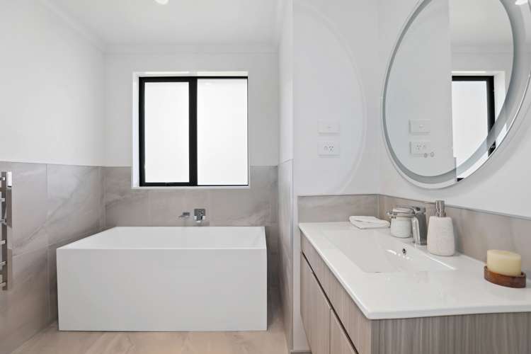 19 Lloyd Crescent Pukehangi_9