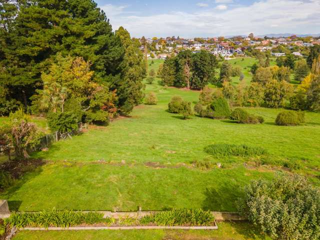 Almost 4000m2 with Golf Views