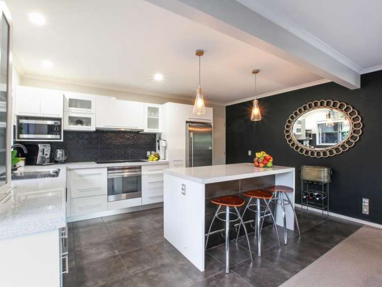 743 River Road Chartwell_1