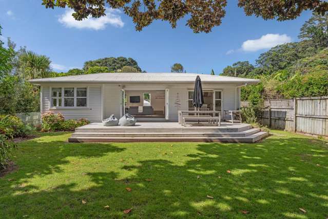 Magnolia Cottage- Classic Kuaotunu Beachside Charm