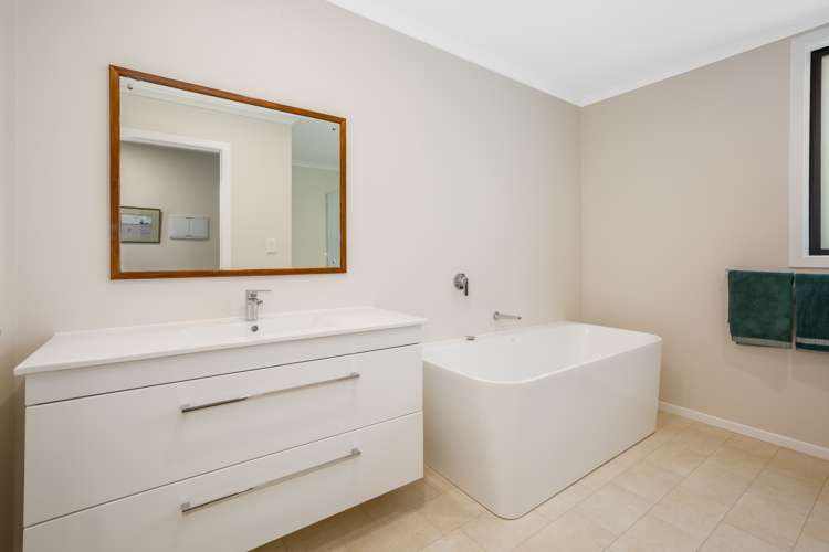 86 Mana Esplanade Paremata_13