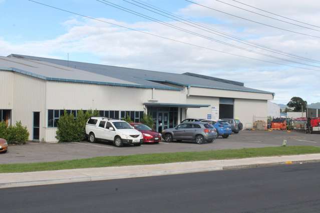 Modern high stud warehouse - High profile location