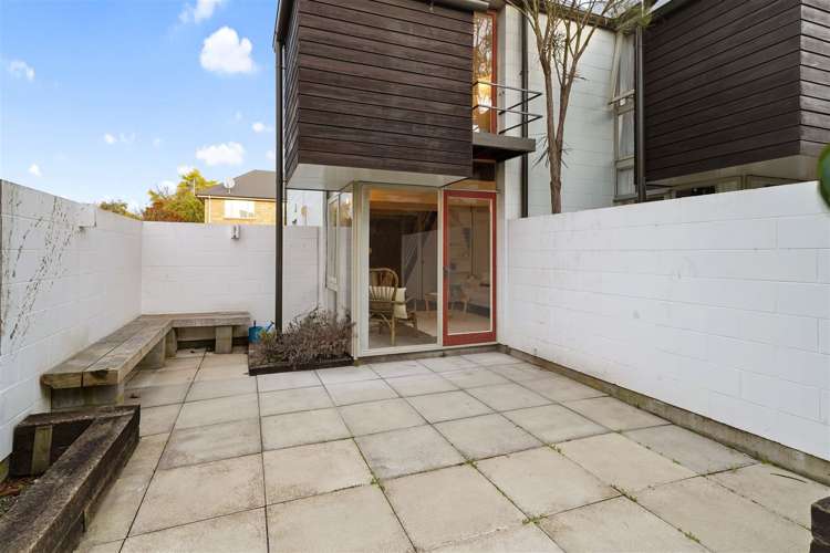 8/30 Clissold Street Merivale_1