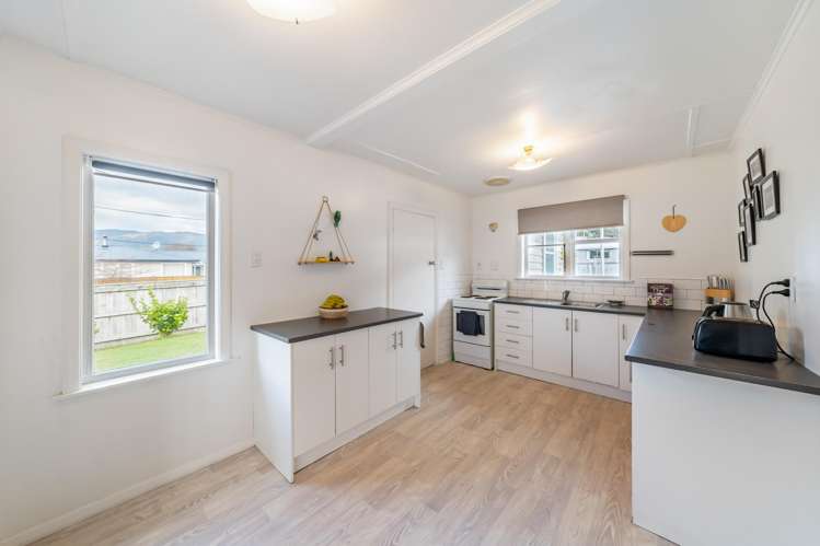 2 Davis Grove Wainuiomata_6