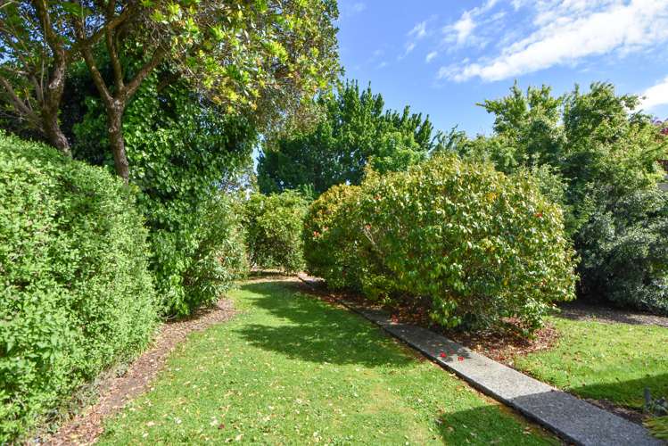 212 High Street South Carterton_14