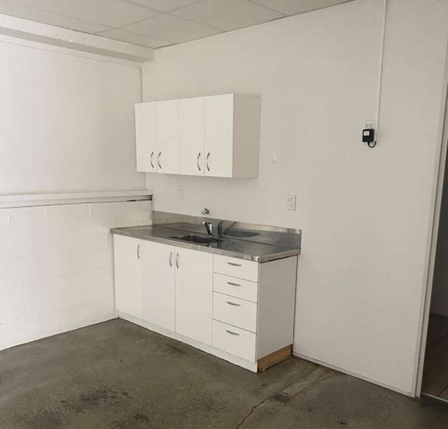 Unit B, 32 Barrys Point Road Takapuna_4