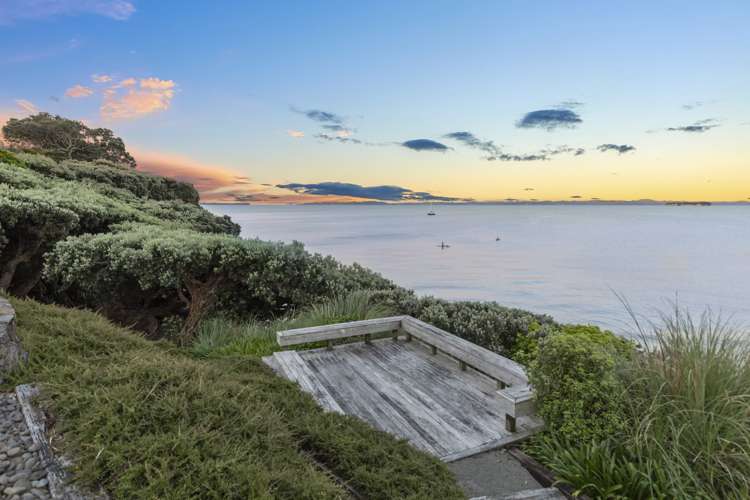 1 Marine Parade Piha_10