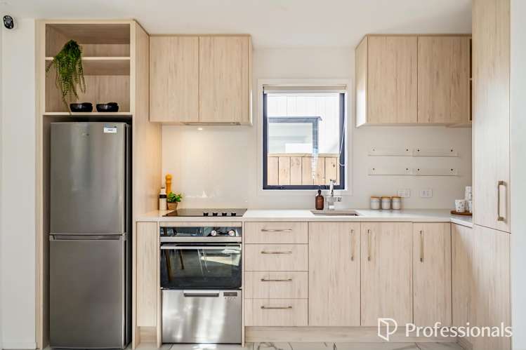 2/97 Whites Line East Waiwhetu_1