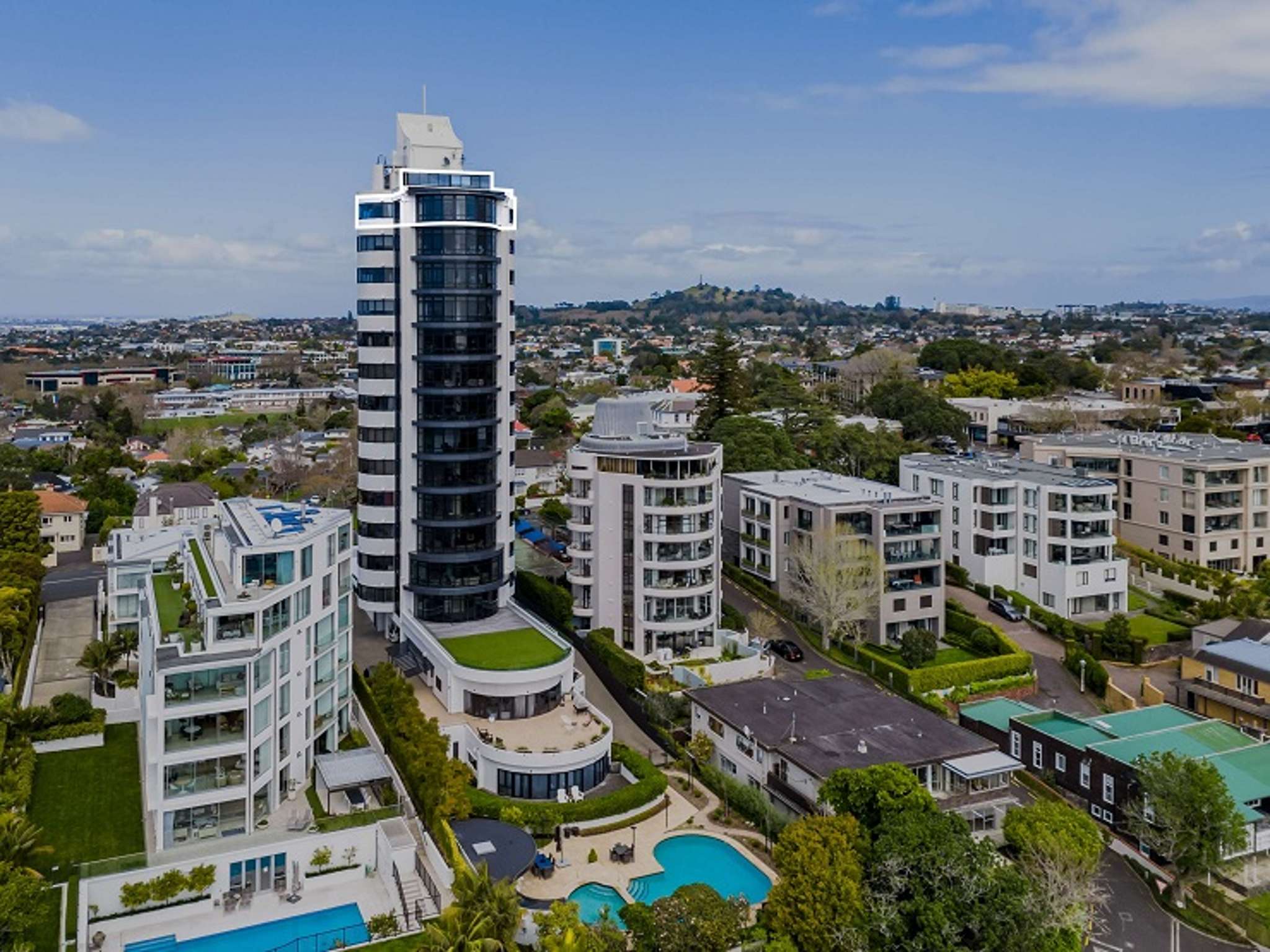 Luxury Remuera penthouse sells for $1m loss amid tough market