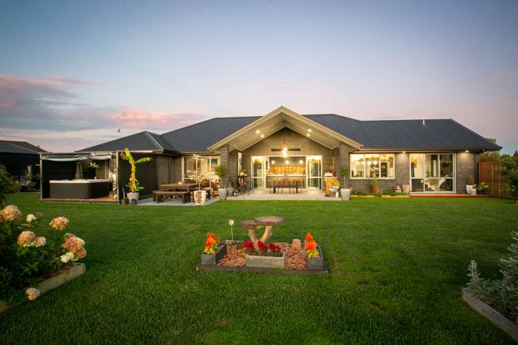 15 Shadbolt Drive Leamington_1