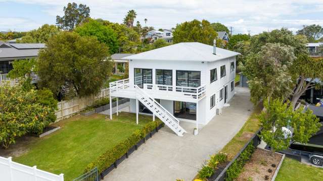 Classy, contemporary, clifftop- Vendors relocated!