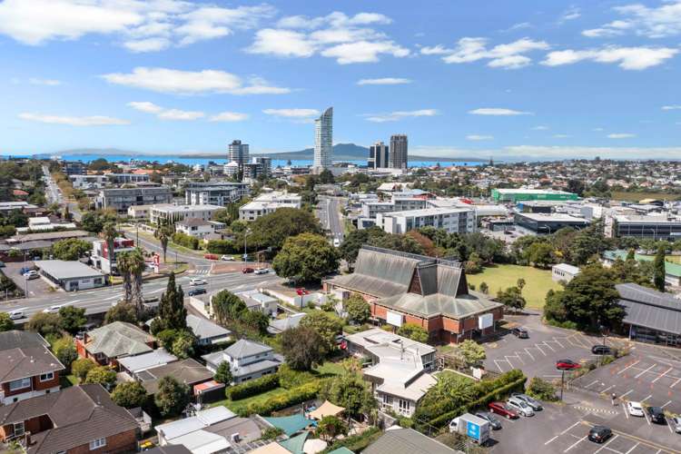 2/14 Taharoto Road Takapuna_18