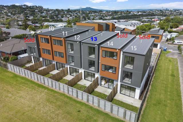 Unit 13 20 Sunnynook Road Totara Vale_2