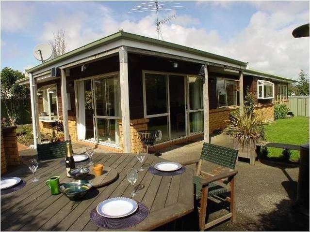 Sunny peaceful oasis in the heart of Ellerslie